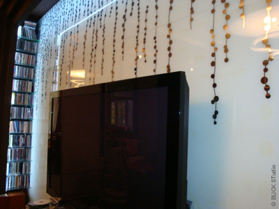 Облицовка стен стеклянными панелями с зеркальным рисунком